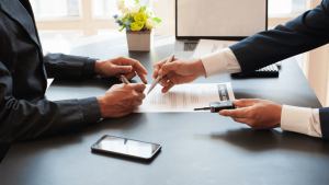 Wie erkenne ich gefälschte Servicehefte? – So schützt du dich beim Gebrauchtwagenkauf