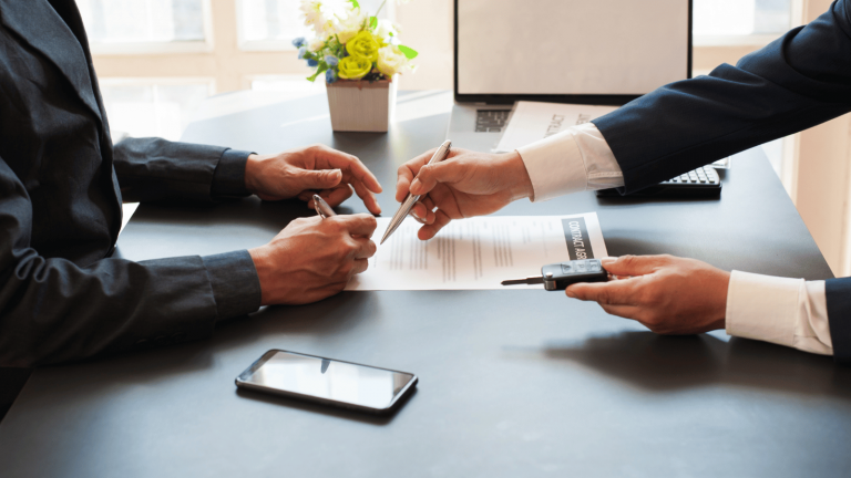 Wie erkenne ich gefälschte Servicehefte? – So schützt du dich beim Gebrauchtwagenkauf