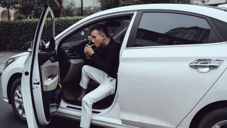 Raucherauto erkennen: So findest du heraus, ob dein Traumwagen nach Rauch riecht