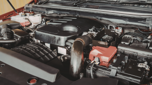 Motorraum beim Autokauf prüfen