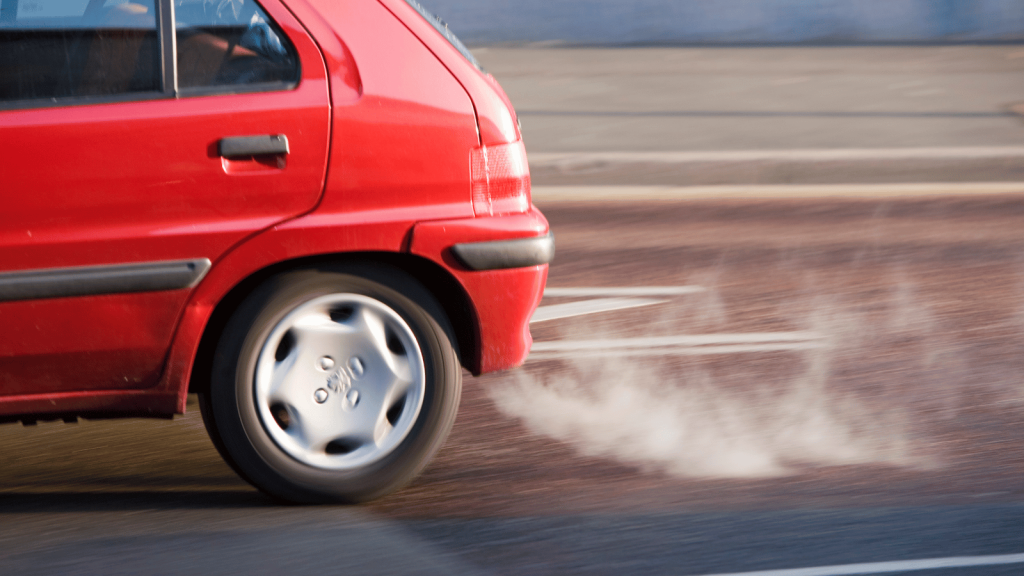 Rauch aus dem Auspuff: Was die Farbe der Abgase über ein Auto verrät