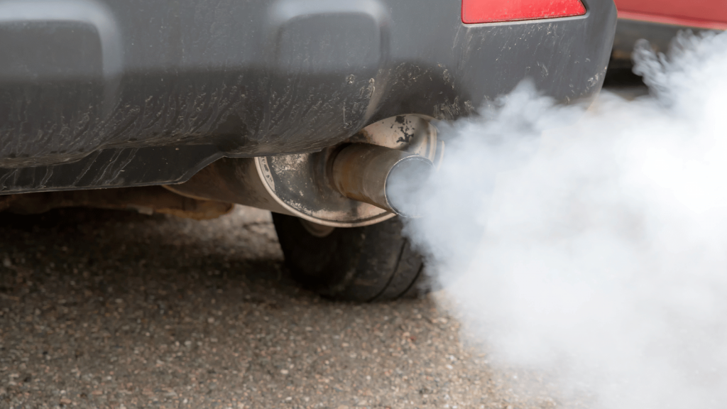 Rauch aus dem Auspuff: Was die Farbe der Abgase über ein Auto verrät